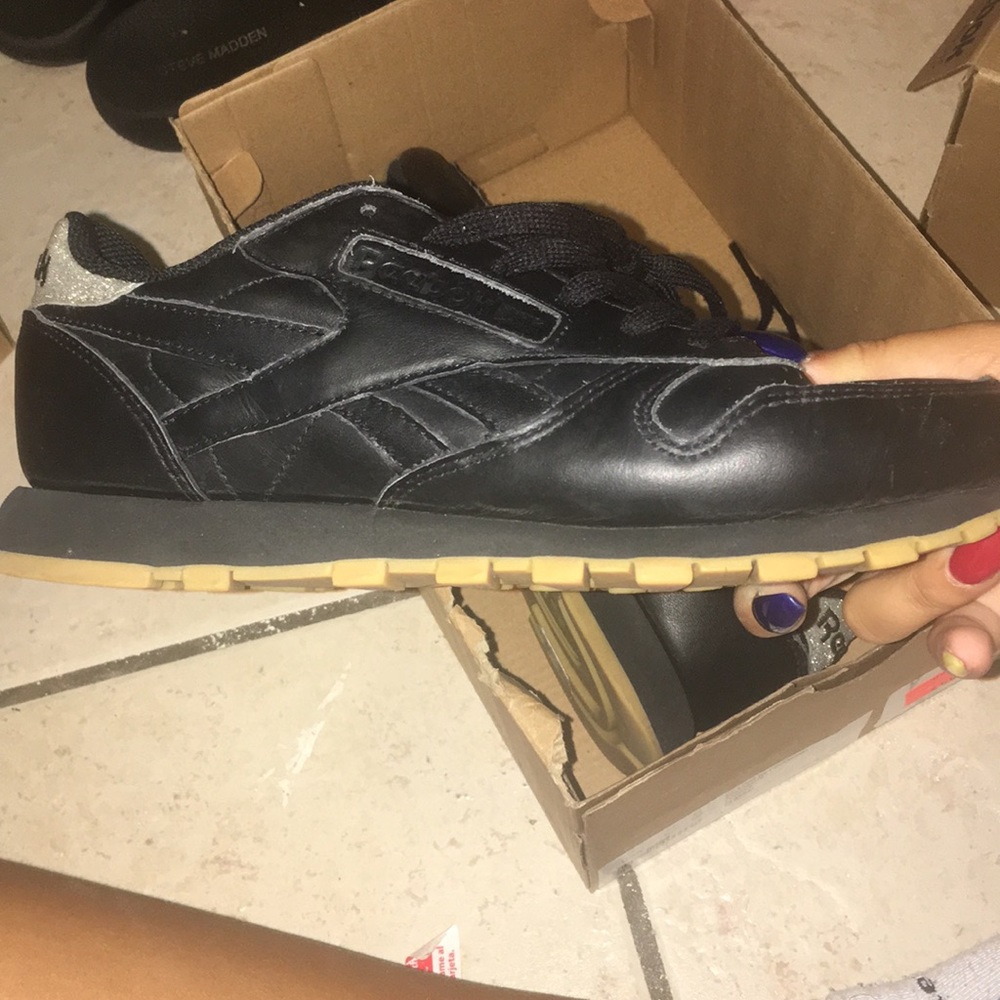 Classic Reebok’s size 7 - Picture 2 of 3